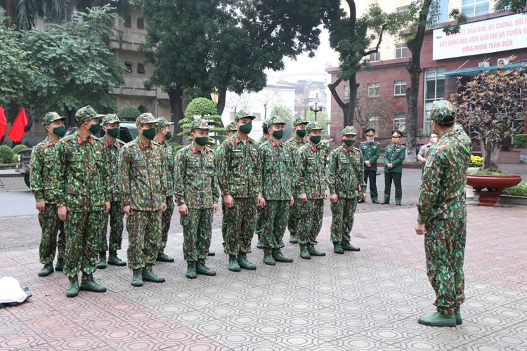 Các cán bộ, chiến sĩ Binh chủng Hóa học tổ chức triển khai nhiệm vụ phun khử khuẩn tại Học viện Báo chí và Tuyên truyền.