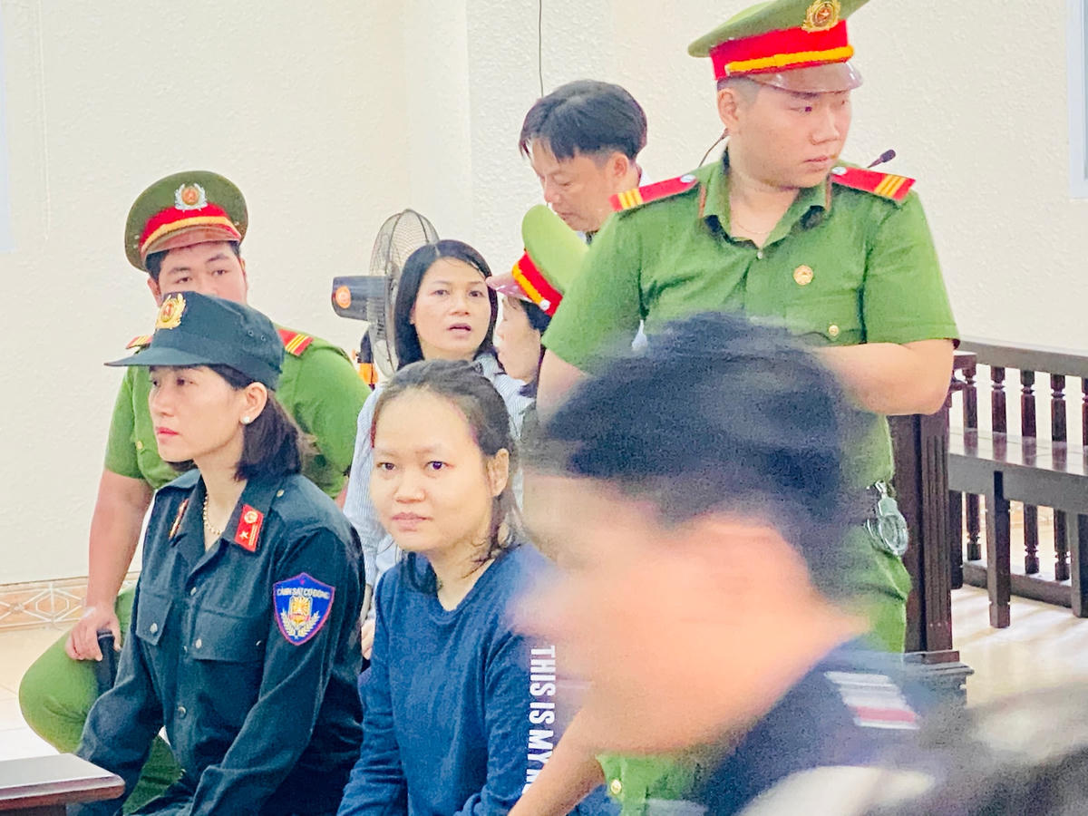 Nói lời sau cùng, bị cáo Hà nhận lỗi về việc giết người là sai và gửi lời xin lỗi đến gia đình 2 nạn nhân. Đồng thời Hà xin HĐXX giảm nhẹ hình phạt cho 3 bị cáo còn lại, đặc biệt là bị cáo Hoa (mẹ của Hà).