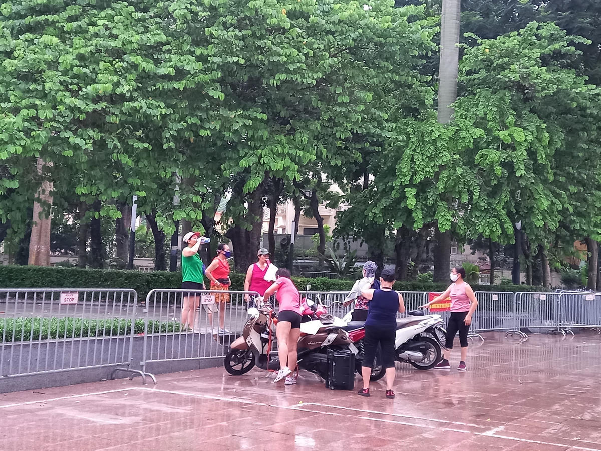 Xung quanh vườn hoa Lê nin thuộc phường Điện Biên (quận Ba Đình) cũng tấp nập người đi tập thể dục . Mặc dù đã được rào chắn tuy nhiên vẫn có nhiều người trèo vào bên trong tập thể dục.