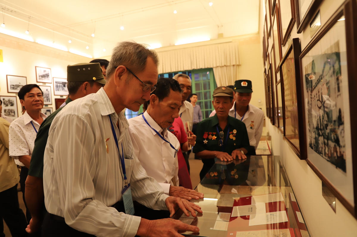 Các đại biểu tham quan bảo tàng Mặt trận.
