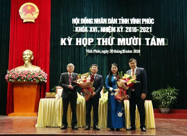 Thường trực HĐND tỉnh Vĩnh Phúc tặng hoa chúc mừng bà Hoàng Thị Thúy Lan và ông Lê Duy Thành. (Nguồn: Vinhphuc.gov.vn). 