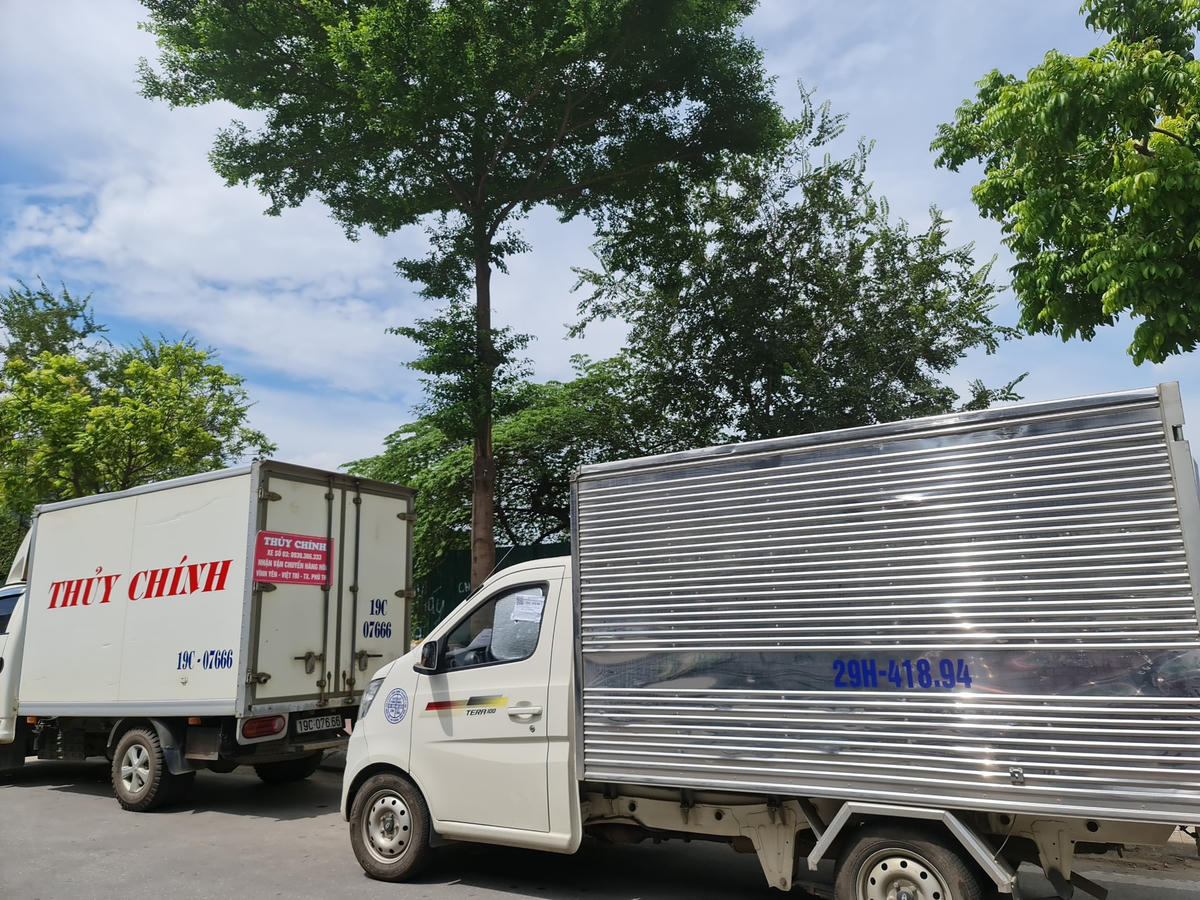 Trên đường Phạm Hùng, từ đoạn nút giao với Dương Đình Nghệ đến đầu đường Tôn Thất Thuyết, những chiếc xe đỗ hàng giờ đồng hồ dưới lòng đường.