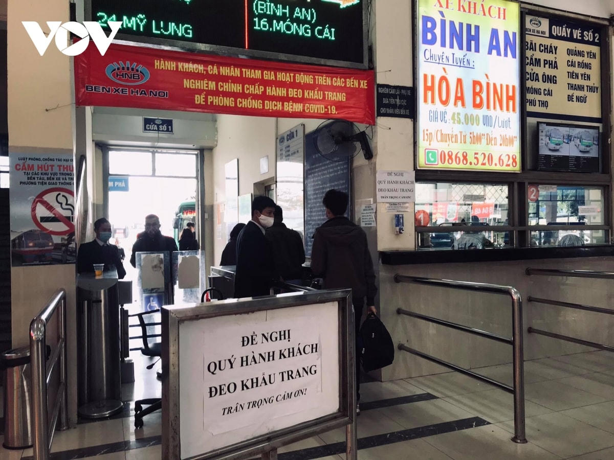 Tất cả nhân viên bến xe, nhà xe lẫn hành khách đều phải thực hiện 100% quy định bắt buộc đeo khẩu trang. Ảnh: VOV.