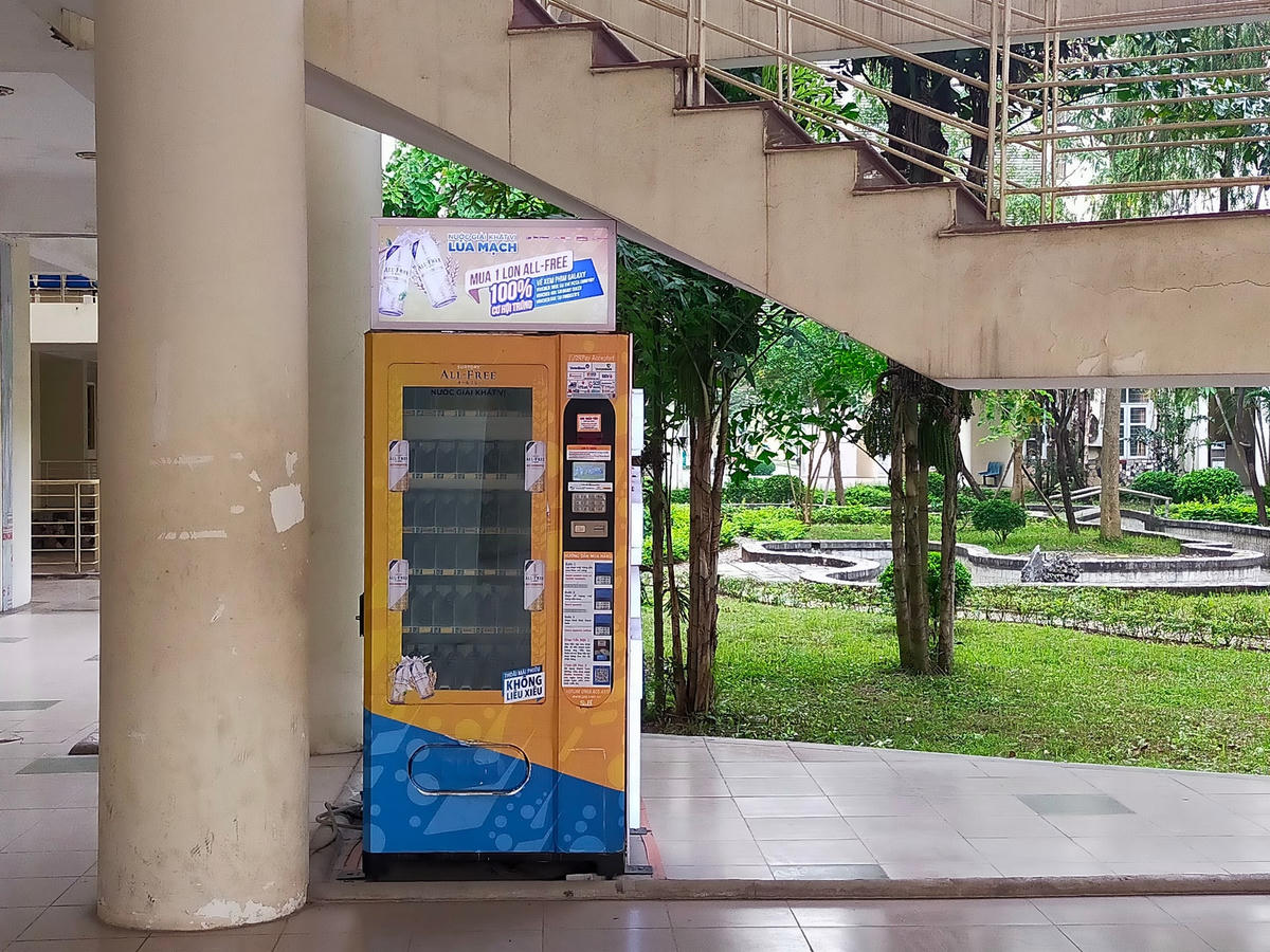 Nhiều máy bán nước tại các trường đại học trong địa bàn Hà Nội bị bỏ không do không được sử dụng tới.