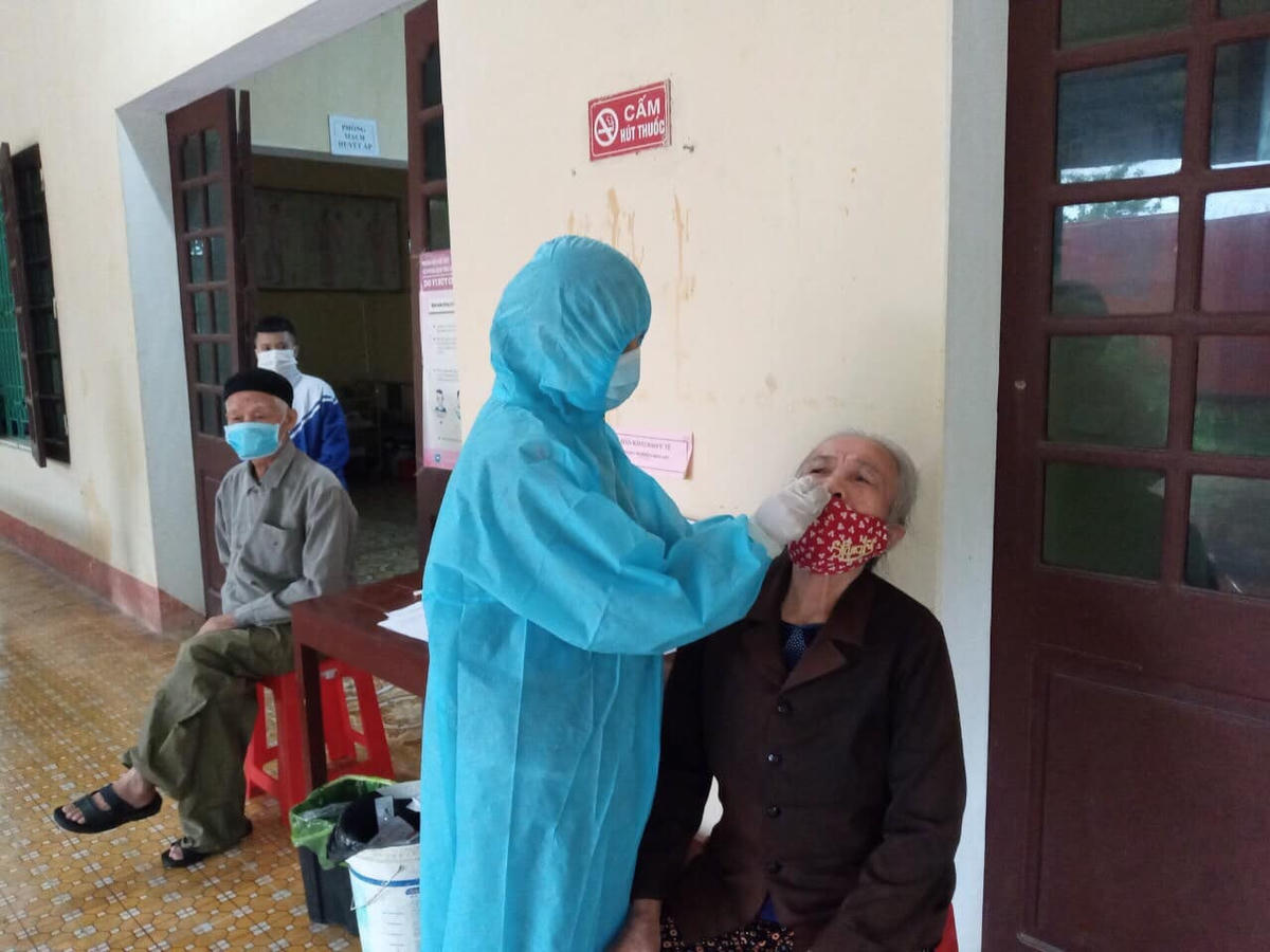 TX Bỉm Sơn tiến hành test nhanh cho người dân trên địa bàn.