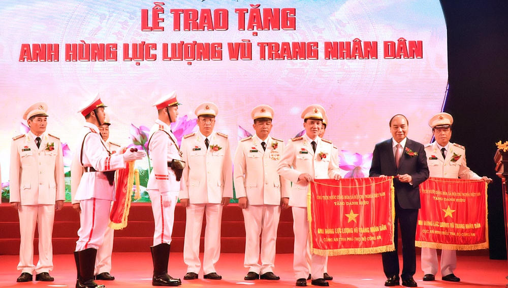 Thủ tướng Nguyễn Xuân Phúc tới dự và trao tặng danh hiệu cao quý cho Công an tỉnh Phú Thọ.