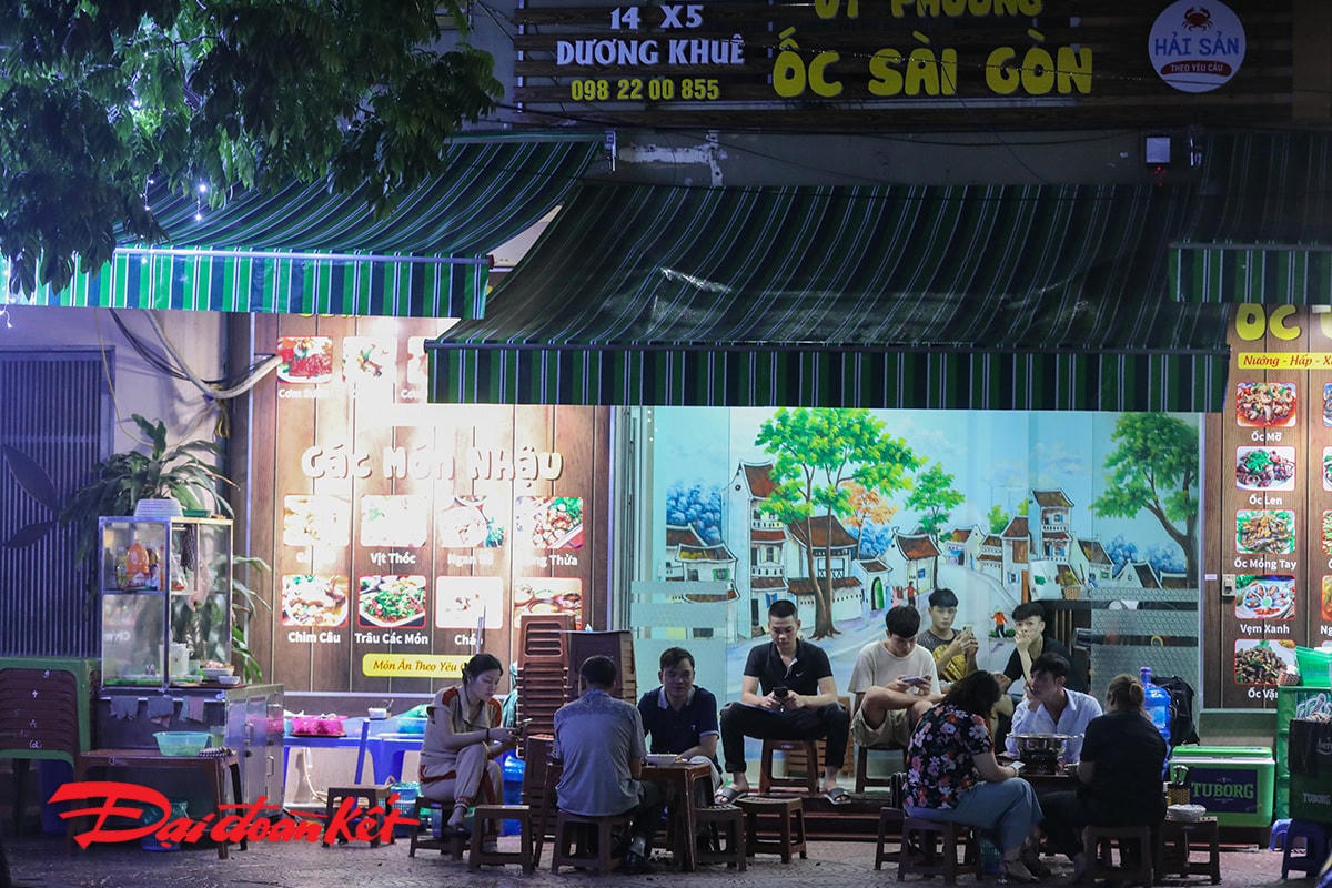 Nhiều người dân vẫn vô tư trước giờ giãn cách nhà hàng, cà phê, quán bia.