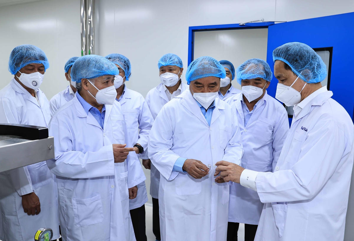 Chủ tịch nước Nguyễn Xuân Phúc, Chủ tịch UBTƯ MTTQ Việt Nam Đỗ Văn Chiến  thăm và làm việc tại Công ty cổ phần công nghệ sinh học dược Nanogen. Ảnh: TTXVN.  
