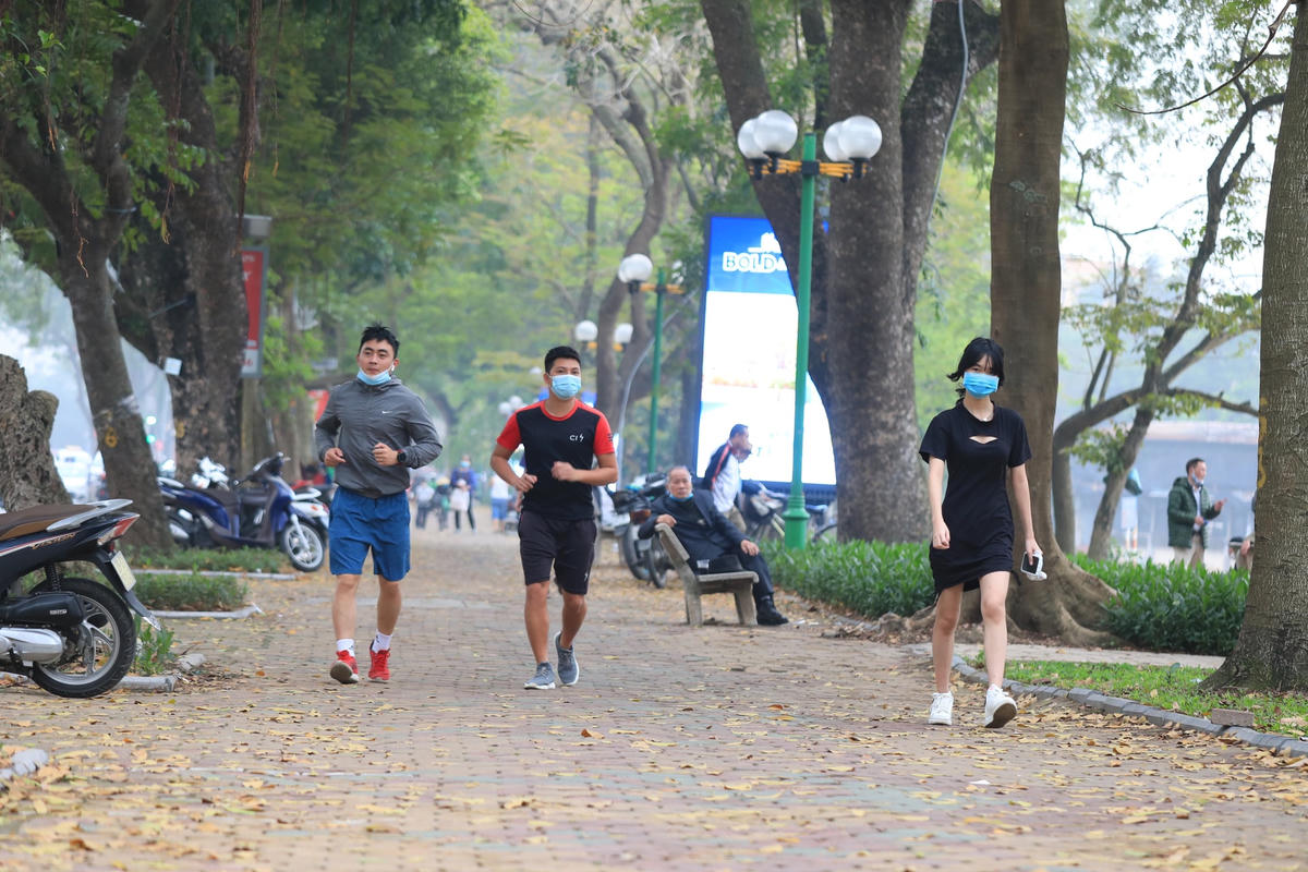 Tại khu vực quanh hồ hiện cũng đã có nhiều người đến tập thể dục.