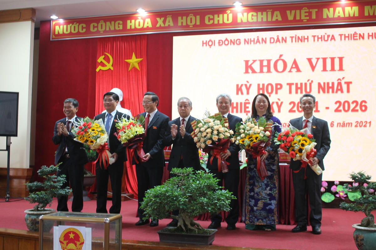 Chủ tịch, các Phó Chủ tịch và các Trưởng ban HĐND Thừa Thiên - Huế khóa VIII ra mắt.