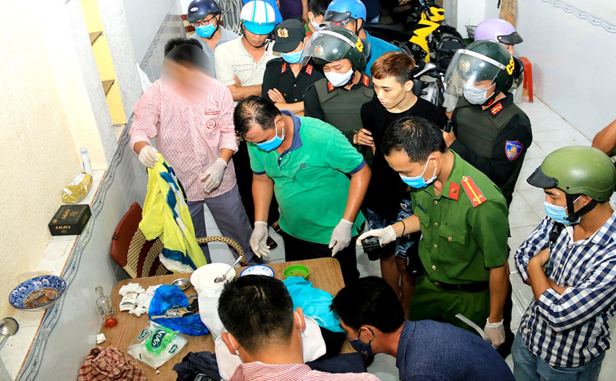 Bắt quả tang và tịch thu toàn bộ các tang vật.  