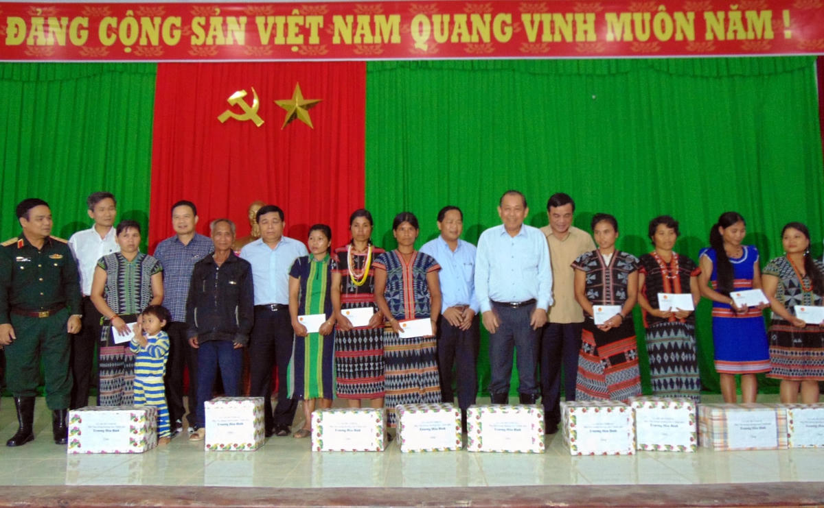 Phó Thủ tướng Trương Hòa Bình tặng quà cho bà con huyện Tây Giang.