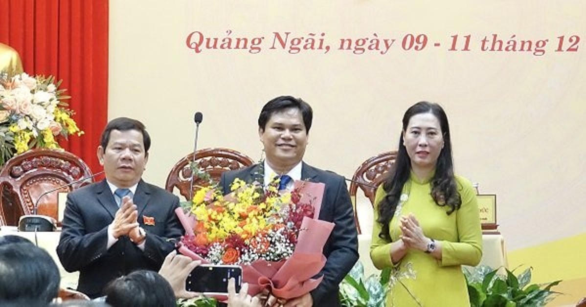 Ông Trần Phước Hiền (ở giữa) được bầu làm Phó Chủ tịch UBND tỉnh Quảng Ngãi.