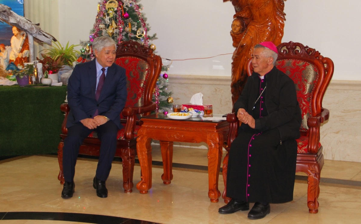 Chủ tịch Đỗ Văn Chiến gửi lời chúc mừng Lễ Giáng sinh năm 2021 đến Giám mục Anphong Nguyễn Hữu Long, Giám mục Giáo phận Vinh. Ảnh: Điền Bắc.
