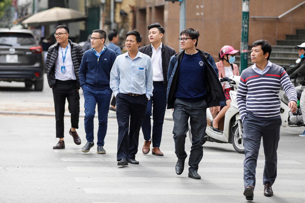 Người đi bộ trên phố.