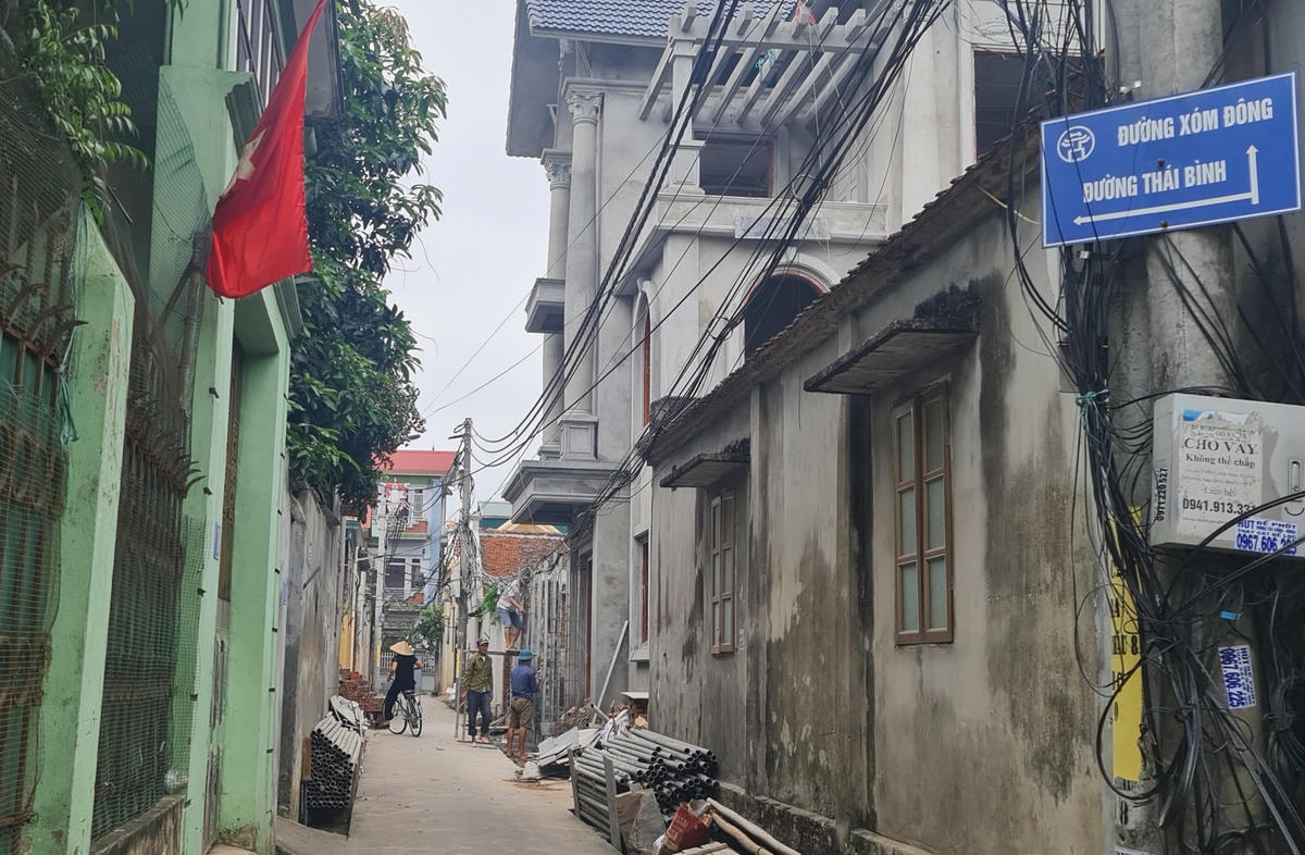 Theo ghi nhận của PV Báo Đại Đoàn Kết, ngôi nhà nằm trên đường Thái Bình, thôn Từ Châu, xã Liên Châu (Thanh Oai, Hà Nội) thường xuyên tụ tập đông người, tiến hành xây dựng nhà dân cư dù đang trong thời gian giãn cách xã hội.