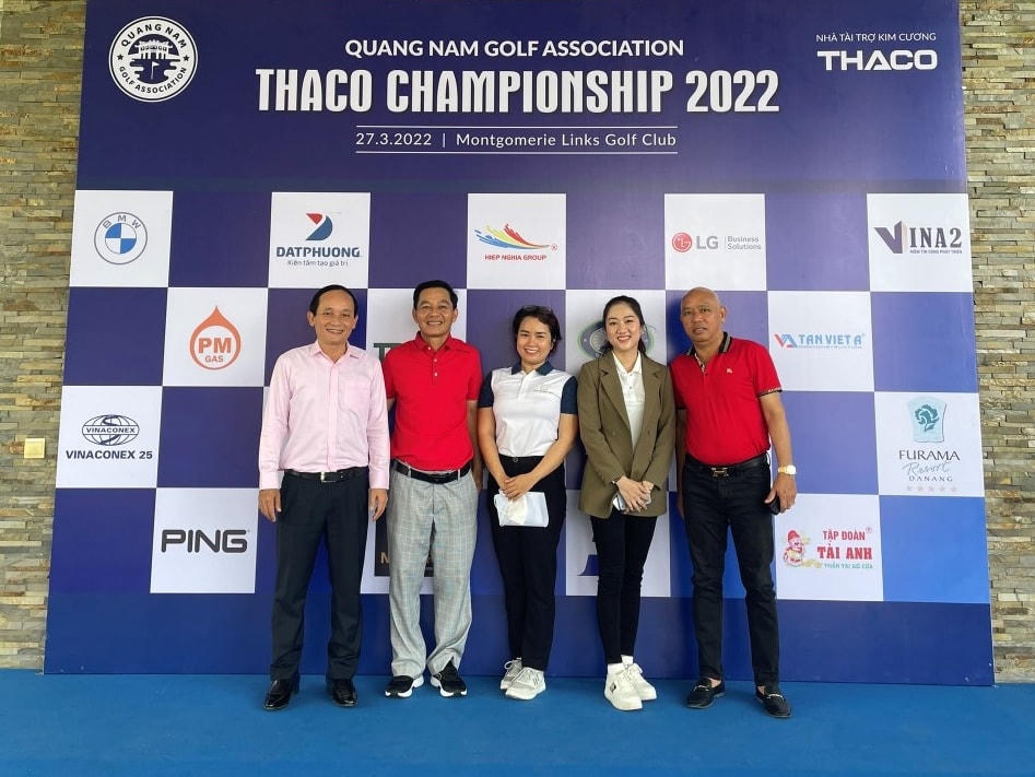 Đại diện ban tổ chức chụp ảnh lưu niệm.