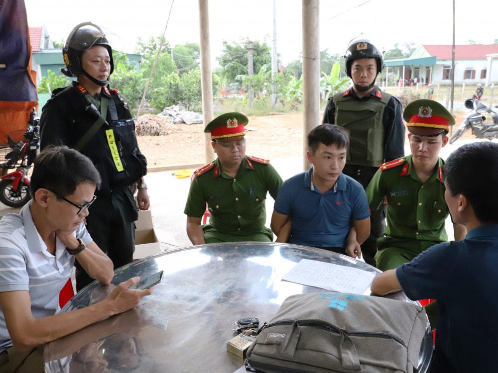 Đối tượng Nguyễn Đình Chính khi bị bắt.
