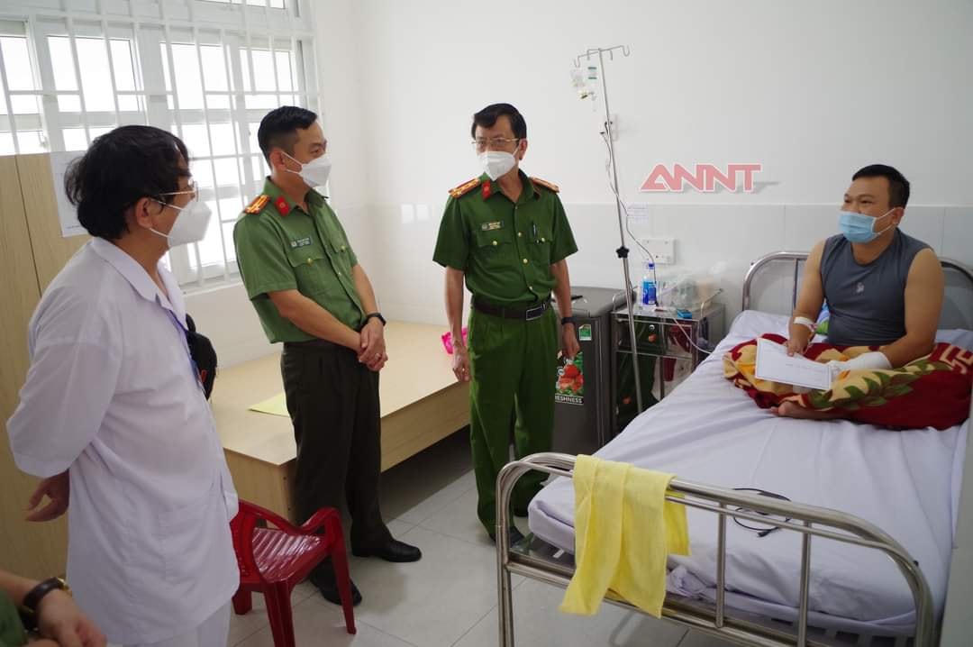 Lãnh đạo Công an Ninh Thuận đến bệnh viện thăm hỏi tình hình sức khỏe của Thượng úy Vũ (Ảnh: An ninh Ninh Thuận).