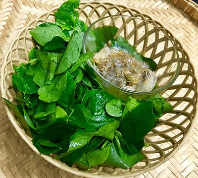 Bước 1: Tôm rửa sạch lột vỏ, đập dập, ướp tôm với 1/2 muỗng muối, 1/2 muỗng tiêu. Rau tuốt lấy lá non, rửa sạch, trong lúc rửa vò cho rau nát nhẹ, rồi để ráo.