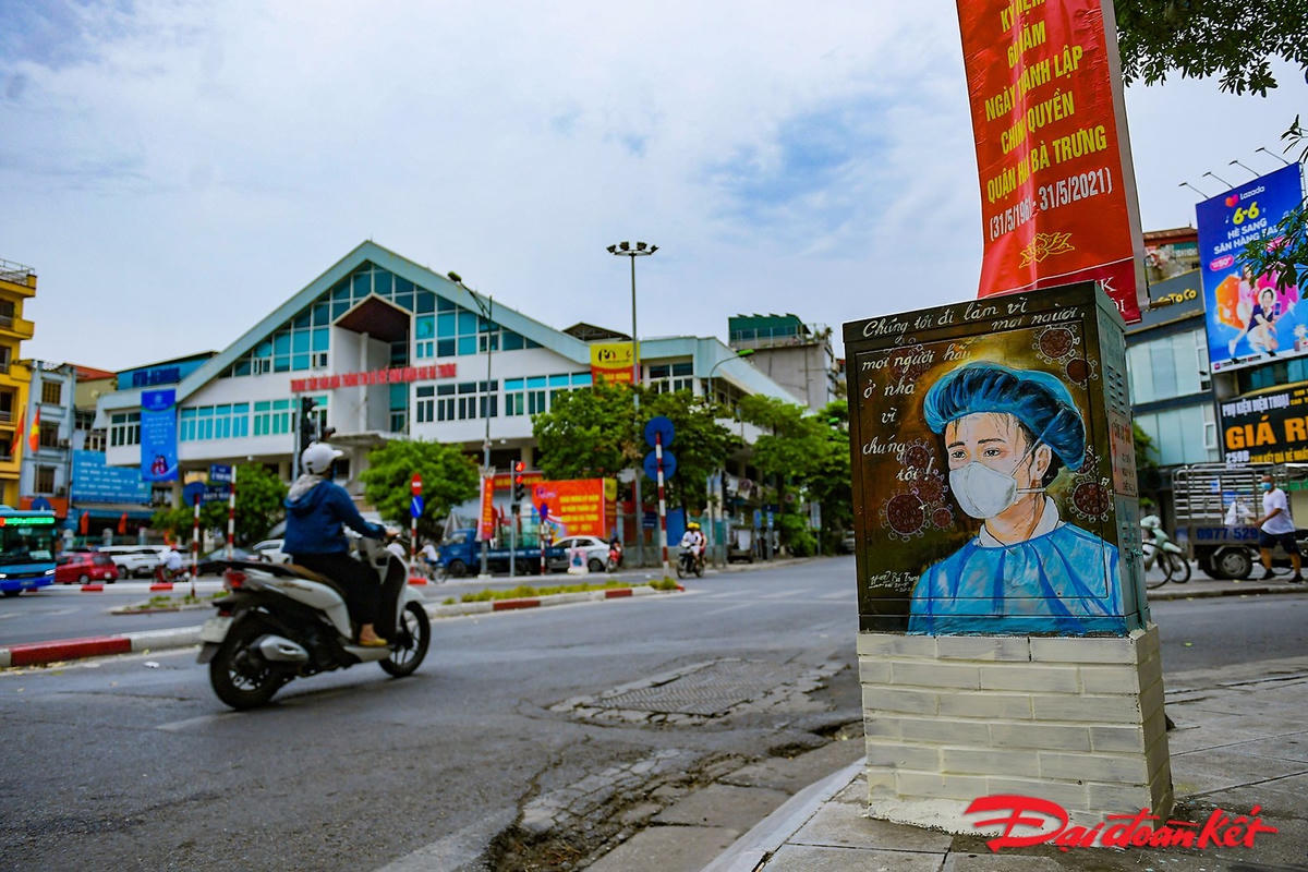 [ẢNH] Ấn tượng bốt điện ở Hà Nội xuất hiện hình ảnh bác sĩ chống dịch Covid-19