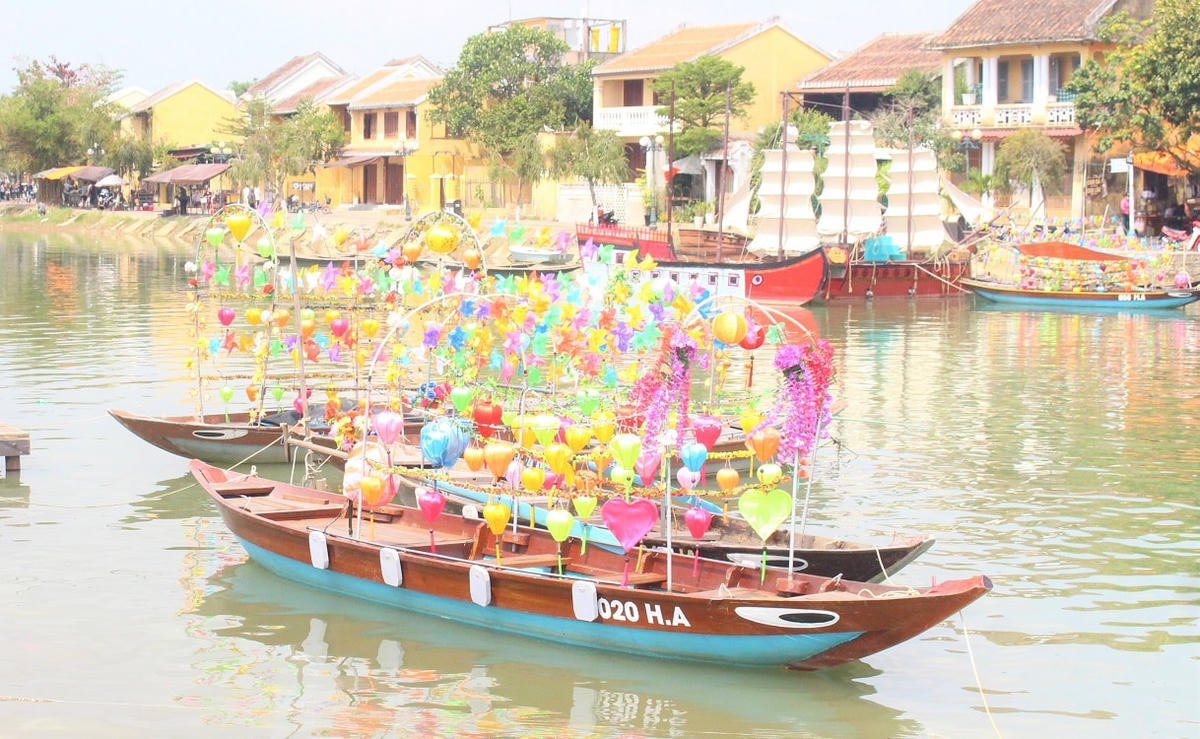 Những chiếc ghe trang trí đẹp mắt nhưng vẫn phải nằm bờ vì vắng khách.