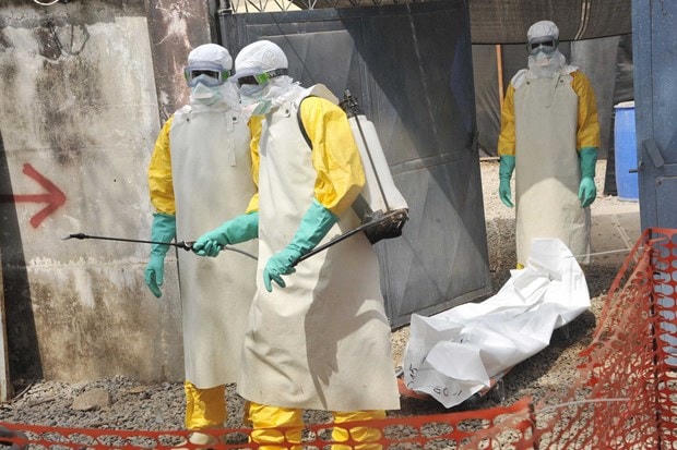 Di chuyển thi thể một nạn nhân tử vong do Ebola ở Guinea hồi năm 2015. (Ảnh: AFP/Getty).
