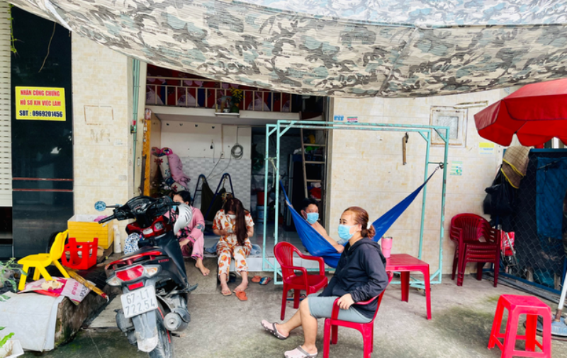 Người lao động ở trọ tại khu phố 4, phường An Phú mỏi mòn chờ hỗ trợ. Ảnh: V.D..