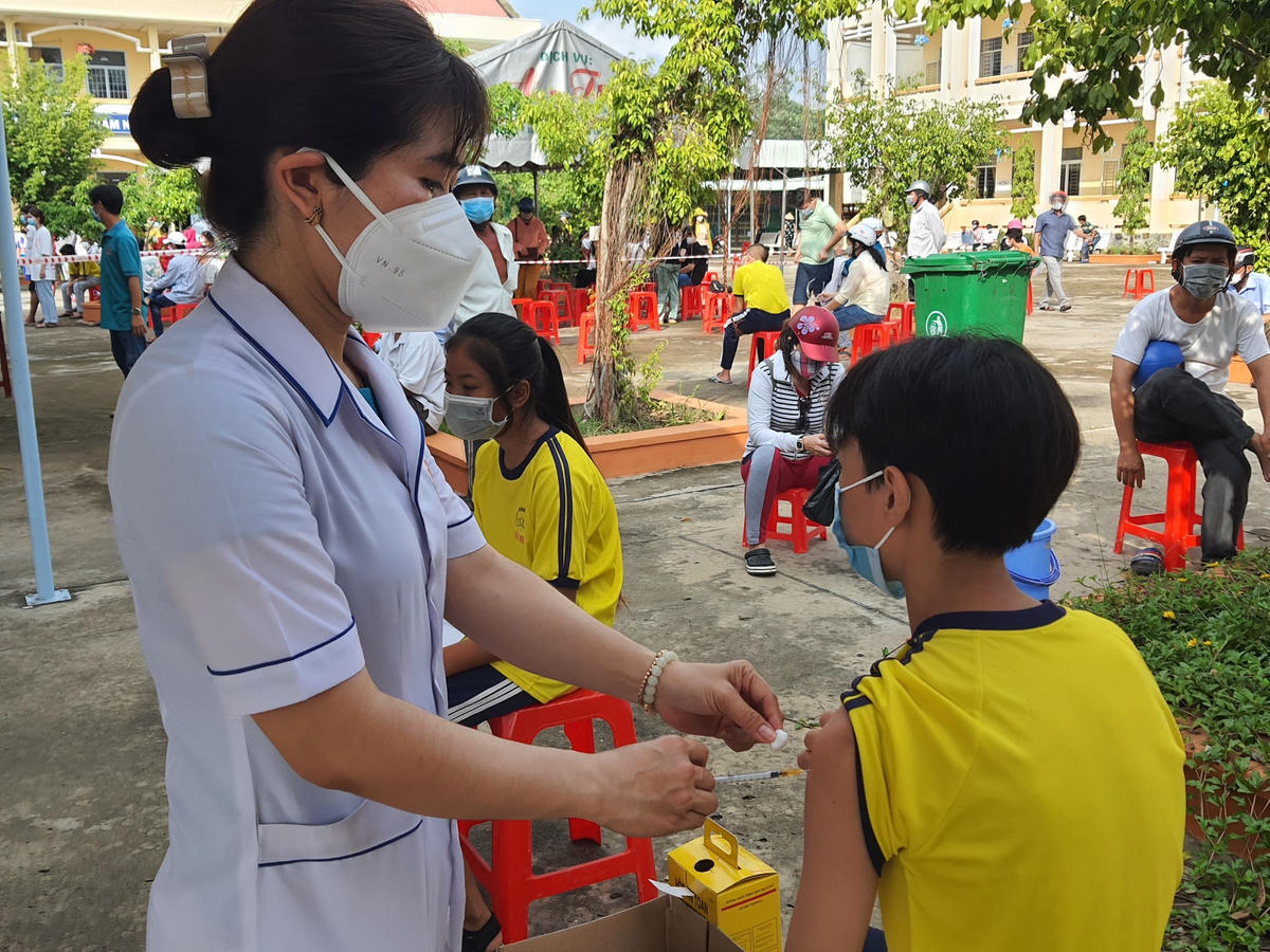 Học sinh trường THCS Nguyễn Thị Minh Khai tiêm vaccine sáng nay.