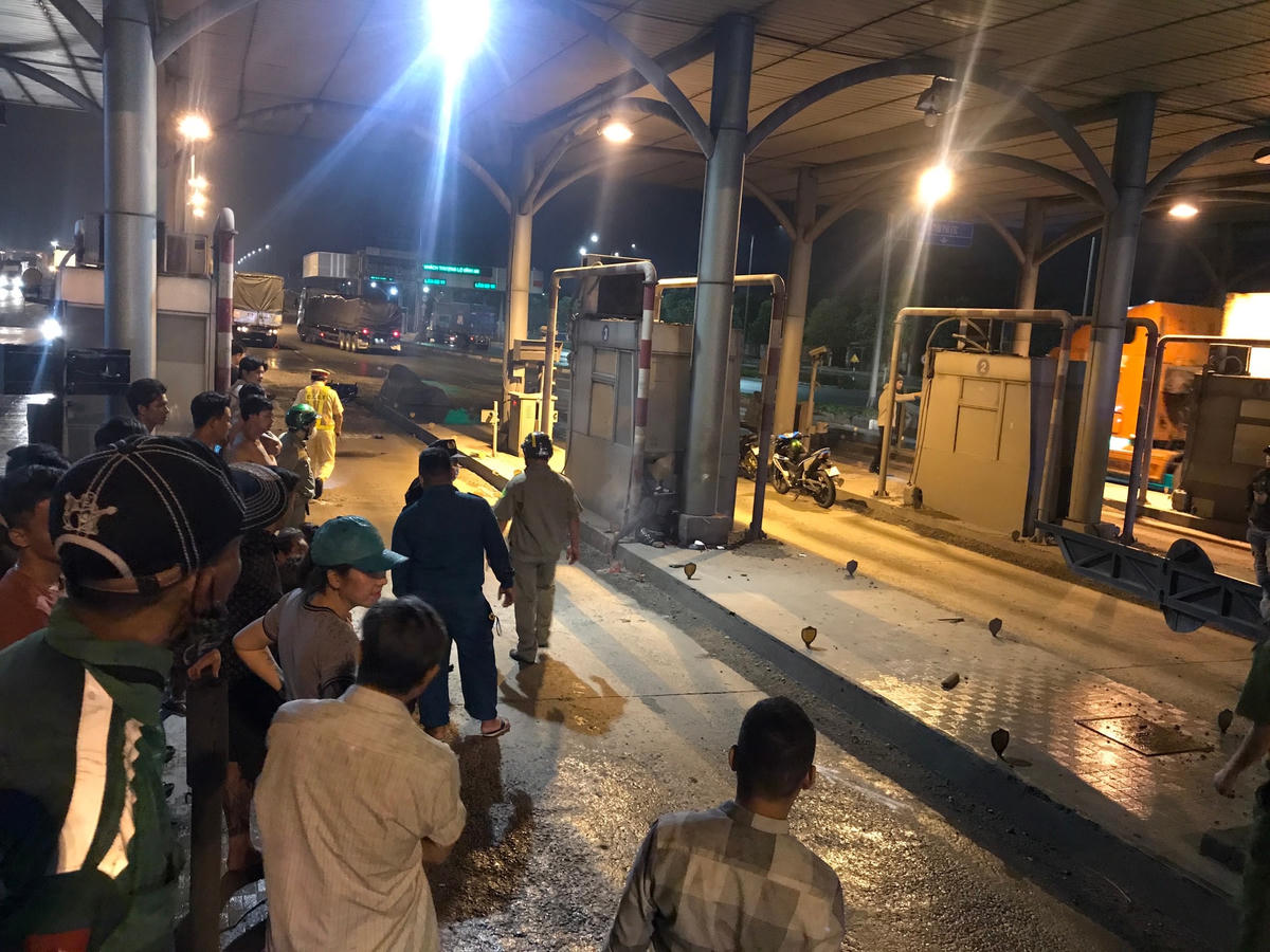 Lực lượng công an khám nghiệm hiện trường. Ảnh: Trung Lĩnh.