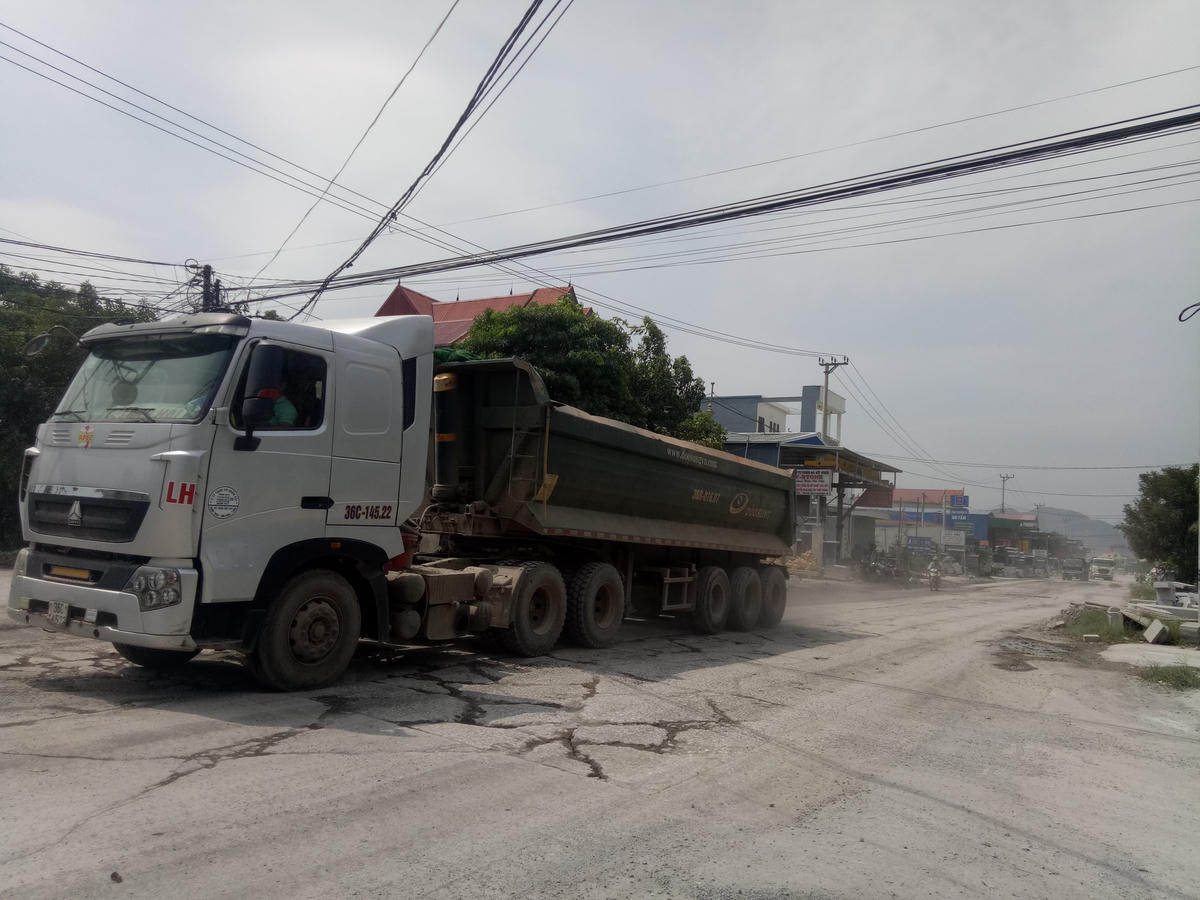 Hạ tầng giao thông tại xã Ninh Vân xuống cấp trầm trọng vì xe quá tải.