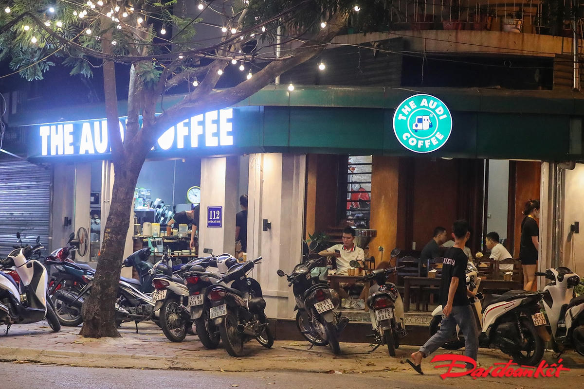 Một quán cafe khác tại đường Mỹ Đình, phường Mỹ Đình 2, quận Nam Từ Liêm cũng "vô tư" đón khách sau 21h. 