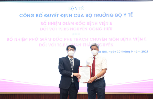 TS.BS Nguyễn Công Hựu nhận quyết định ở cương vị mới.