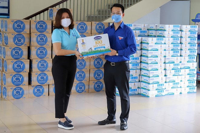 Vinamilk đóng góp thêm 8 tỷ đồng cho 4 tỉnh thành để chống dịch Covid-19