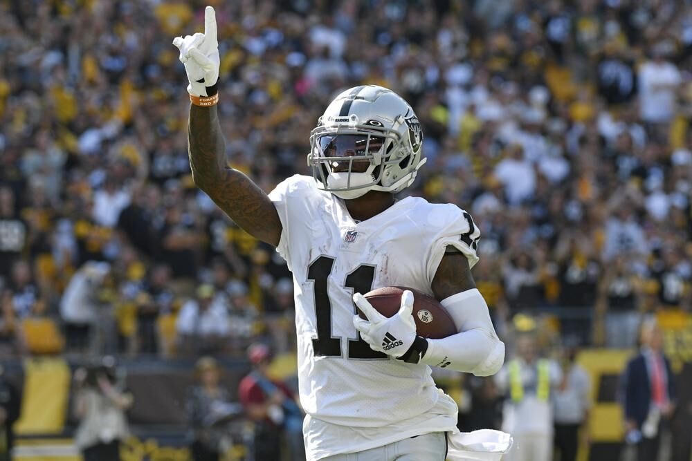 Henry Ruggs III trong trận đấu với Denver Broncos ở Denver.