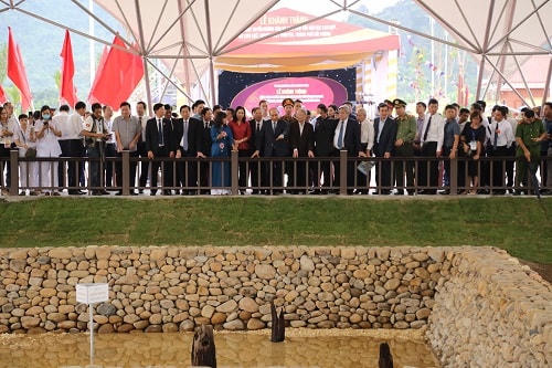 Các đại biểu tham quan bãi cọc Cao Qùy