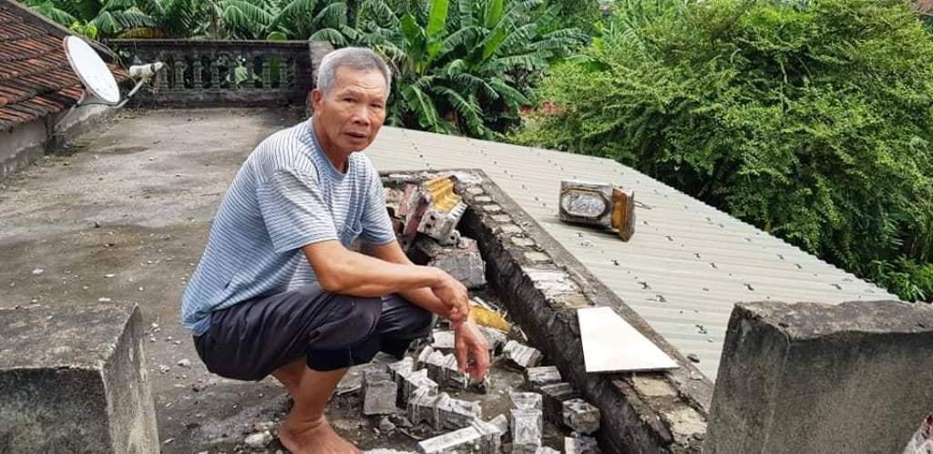 Ông Lê Tăng Xa chỉ cho chúng tôi xem những thiệt hại do mỏ đá của C.ty Thành Phát gây ra.