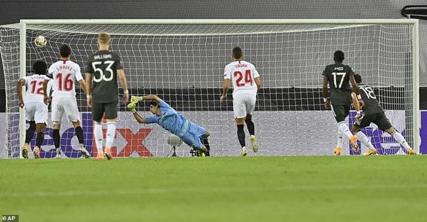 Bruno đưa Manchester United vươn lên dẫn 1-0 ở ngay phút thứ 9.