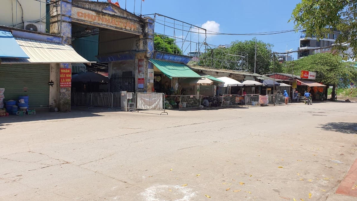 Chợ Nhật Tân ngoài giờ đi chợ ghi trên thẻ.