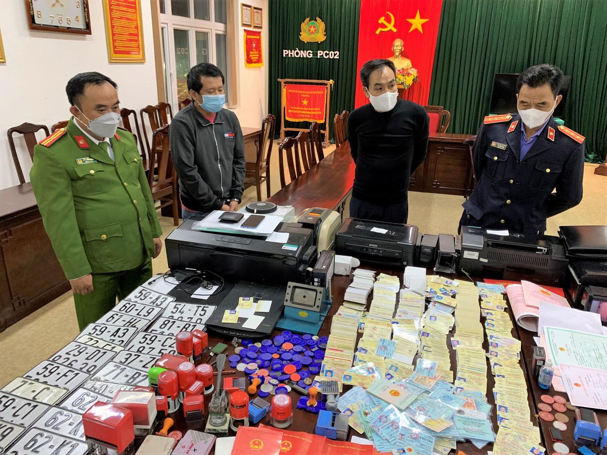 Hàng nghìn loại giấy tờ giả được làm giống y như thật vừa được Công an tỉnh Thừa Thiên Huế phát hiện, thu giữ.