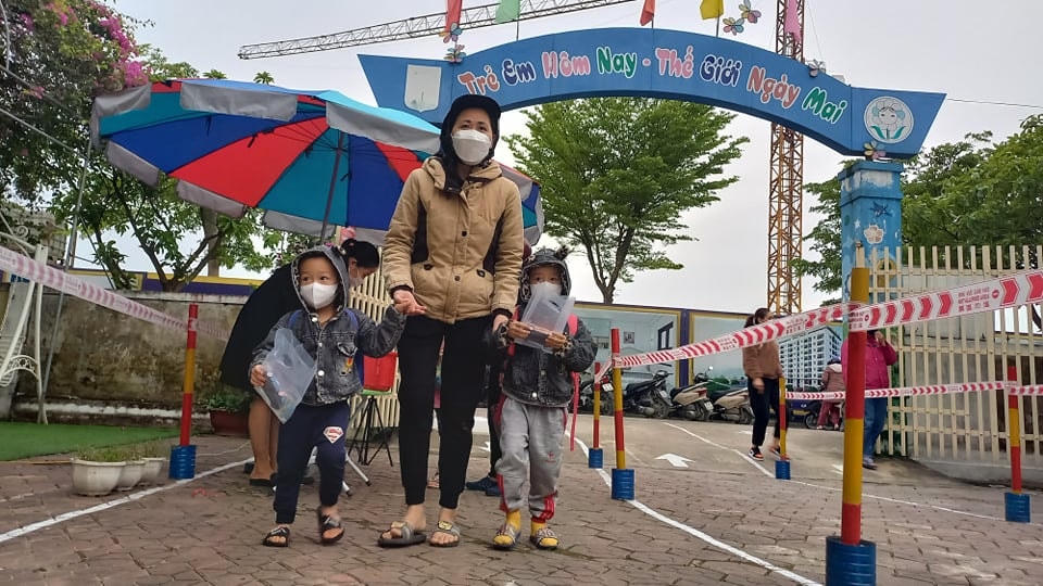 Theo Sở Giáo dục và đào tạo tỉnh Nghệ An, hiện TP Vinh và một số địa phương quyết định sẽ tổ chức dạy học 2 buổi/ngày sau khi học sinh trở lại trường thay vì chỉ học 1 buổi như trước đây. Theo kế hoạch, năm học này có thể kết thúc muộn hơn và kéo dài đến tháng 6 để các nhà trường tranh thủ thời gian củng cố kiến thức cho học sinh.