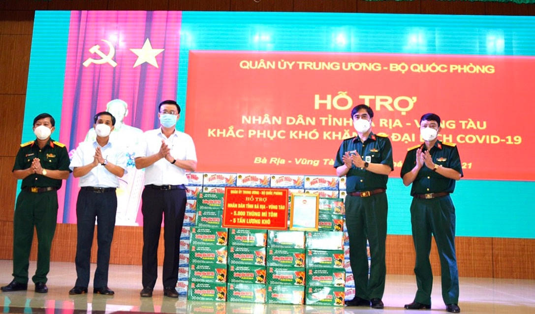 Lãnh đạo tỉnh tiếp nhận hàng của Bộ Quốc phòng.