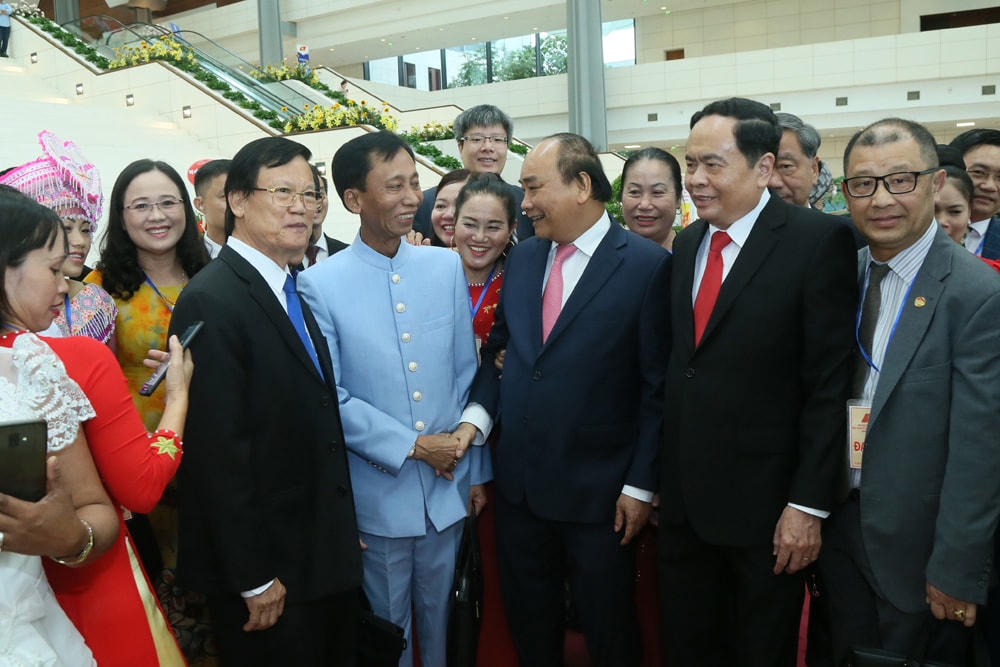 Thủ tướng Chính phủ Nguyễn Xuân Phúc, Chủ tịch UBTƯ MTTQ Việt Nam Trần Thanh Mẫn trò chuyện với các đại biểu dự Đại hội MTTQ Việt Nam lần thứ IX. Ảnh: Quang Vinh.