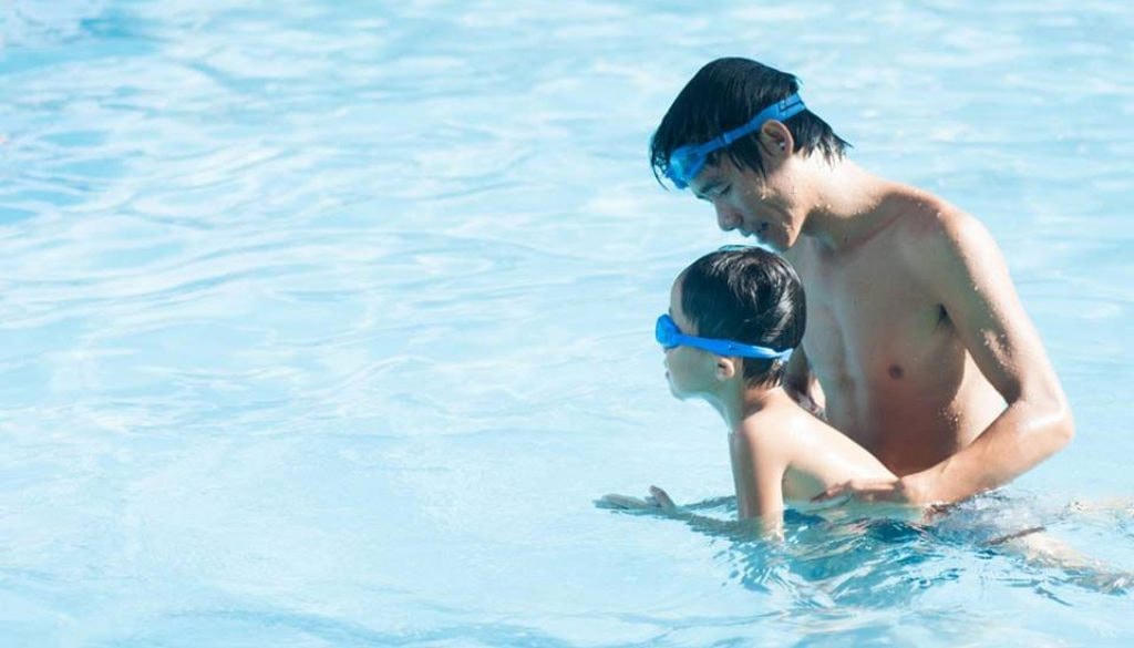 Dạy bơi cho trẻ - một trong những kĩ năng sống cần thiết.