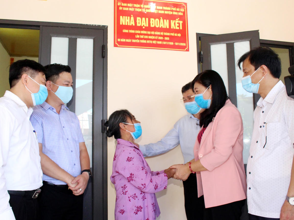 Chủ tịch Ủy ban MTTQ thành phố Nguyễn Lan Hương chúc mừng bà Dư Thị Phúc khánh thành nhà Đại đoàn kết.