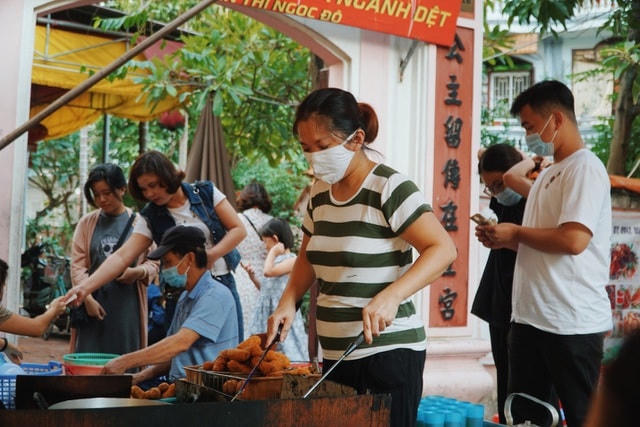 Vào những ngày thời tiết trở lạnh khách hàng ghé tới quán thưởng thức bánh rán đông hơn.  