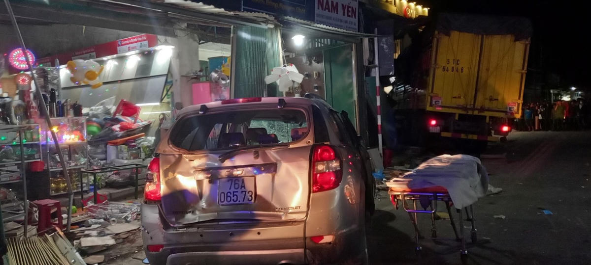 Những chiếc xe ô tô bị tai nạn hư hỏng nặng.
