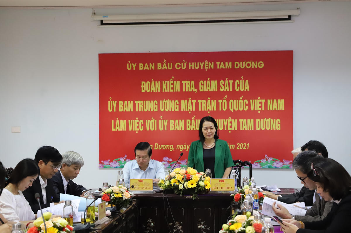 Đoàn kiểm tra giám sát của UBTƯ MTTQ Việt Nam làm việc với Ủy ban Bầu cử huyện Tam Dương. Ảnh: Hương Diệp.