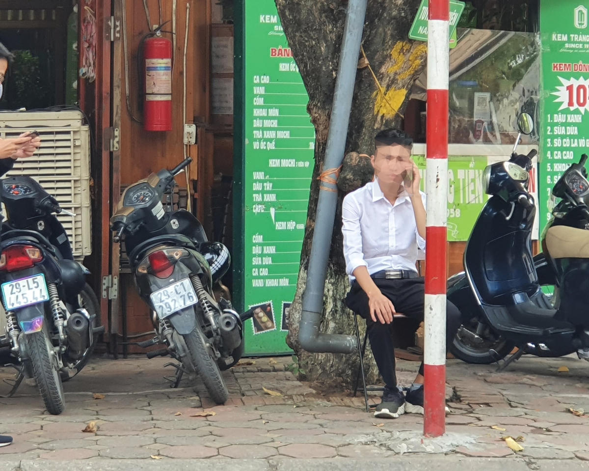 Mặc dù đã có các quy định cụ thể và khuyến cáo liên quan đến việc đeo khẩu trang trong phòng chống dịch nhưng nhiều người vẫn phớt lờ, không chấp hành nghiêm chỉnh.