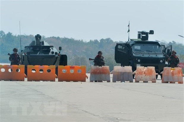 Binh sỹ gác tại một chốt kiểm soát ở Naypyidaw, Myanmar. (Ảnh: AFP/TTXVN).  